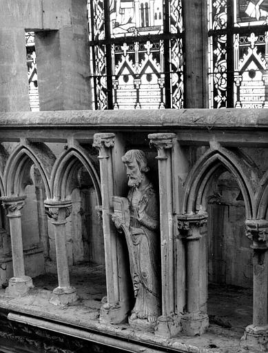 Vue intérieure du transept sud : statue dans la balustrade