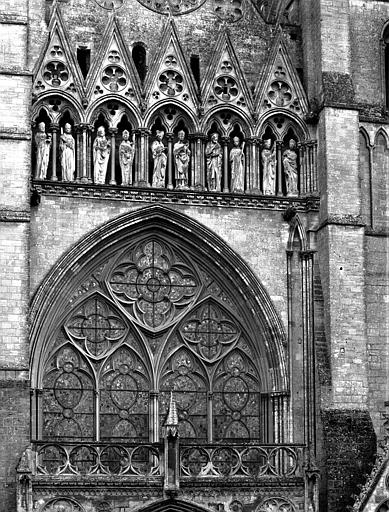 Façade ouest : Galerie des évêques