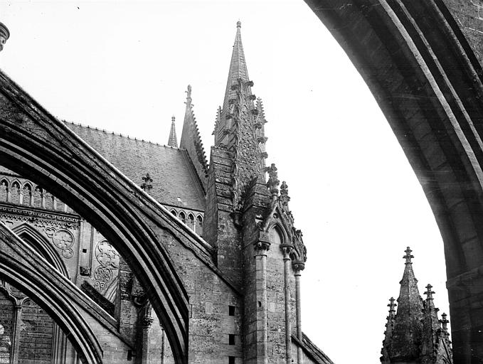 Arcs-boutants et flèche du transept