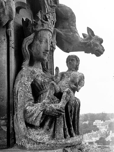 Pinacle sculpté de la tour centrale : vierge à l'Enfant