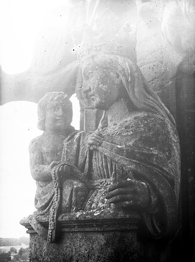 Pinacle sculpté de la tour centrale : vierge à l'Enfant