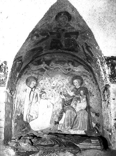 Peinture murale de la crypte : chanoine présenté par saint Michel à la Vierge tenant l'Enfant Jésus