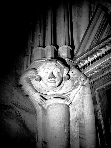 Salle capitulaire : Troisième cul-de-lampe avec personnage grotesque (face)