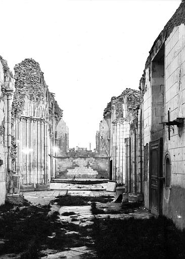 Vue intérieure de la nef vers le choeur