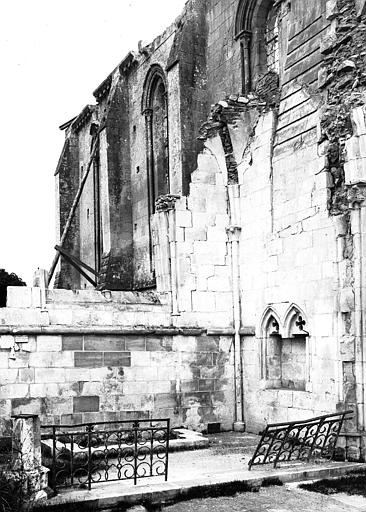 Vue intérieure du transept nord et mur latéral du choeur