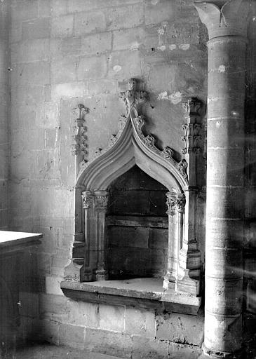 Crédence à l'intérieur de la chapelle du transept sud