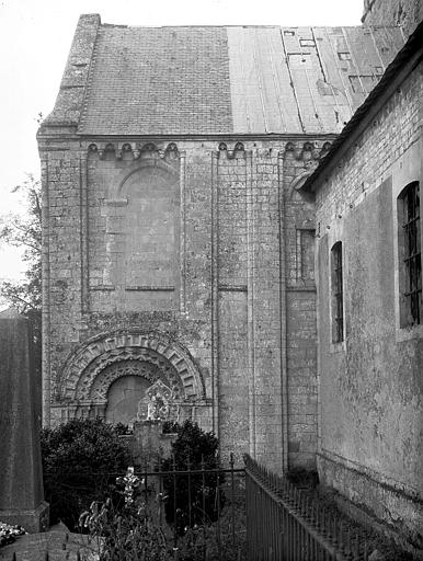 Transept nord : petit portail muré