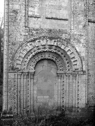 Transept nord : petit portail muré