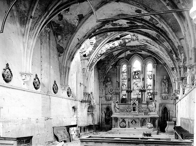 Vue intérieure de la nef vers le choeur