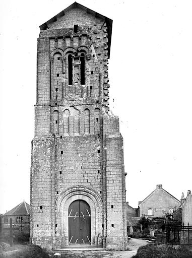 Façade ouest : portail d'entrée et clocher