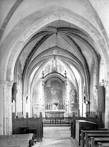 Vue intérieure de la nef vers le choeur