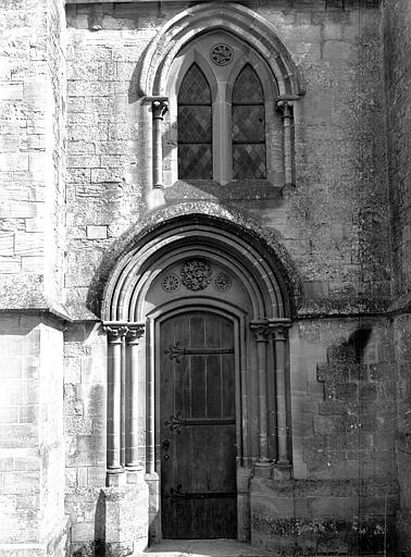 Façade sud : porte et fenêtre