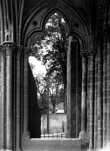 Façade ouest : Arcade du porche