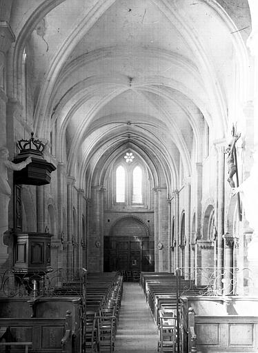 Vue intérieure de la nef vers l'entrée