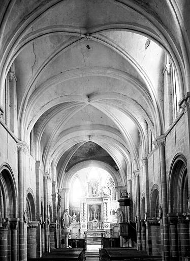 Vue intérieure de la nef vers le choeur