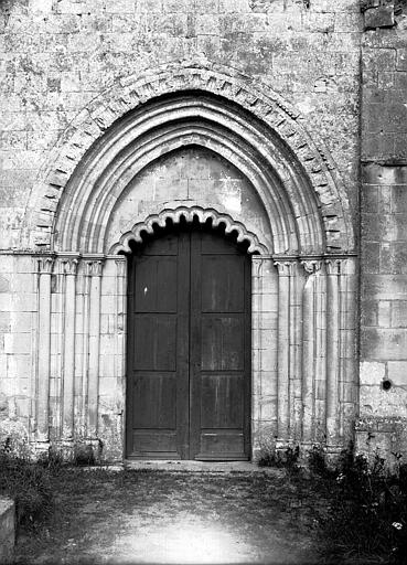 Façade sud : portail d'entrée