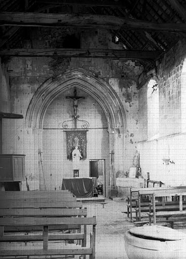 Vue intérieure de la nef vers le choeur