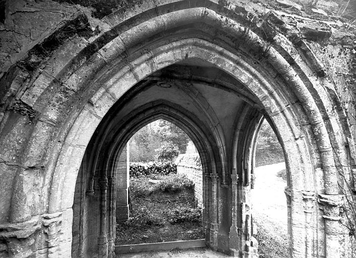 Porche d'entrée de la façade ouest : détail des arcs