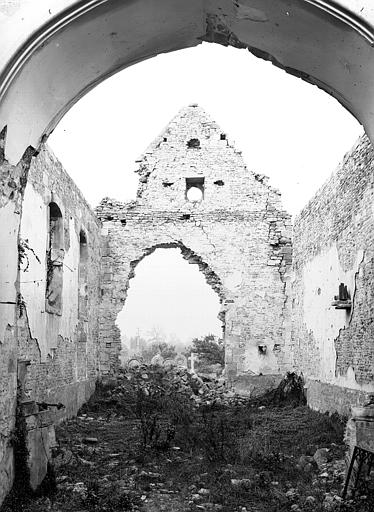 Vue intérieure de la nef vers l'entrée