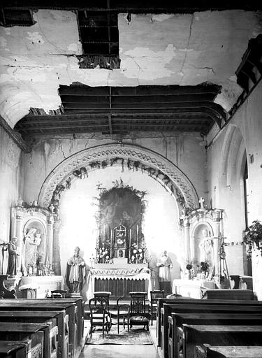 Vue intérieure de la nef vers le choeur