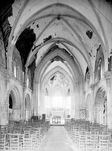 Vue intérieure de la nef vers le choeur