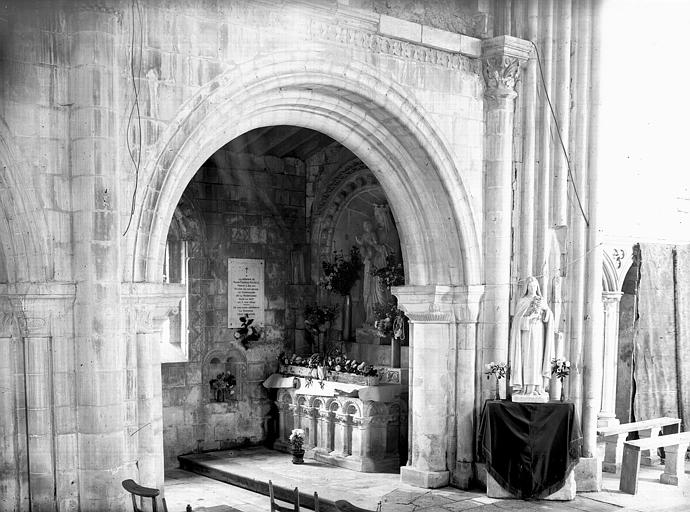 Vue intérieure de la nef : chapelle latérale et travée