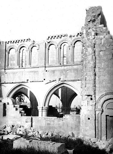 Vue intérieure : Angle de la nef et du transept sud