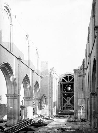 Vue intérieure de la nef vers le choeur