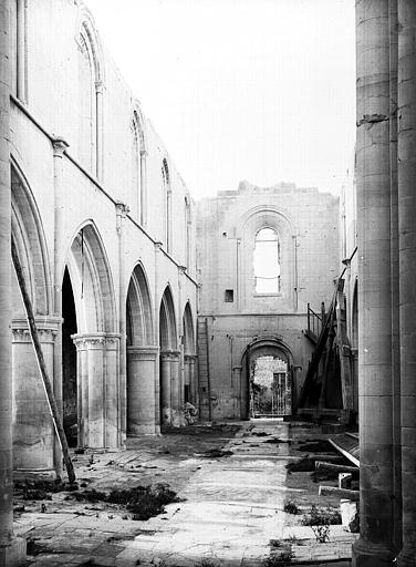 Vue intérieure de la nef vers l'entrée