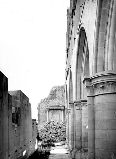 Vue intérieure du collatéral nord prise de l'entrée