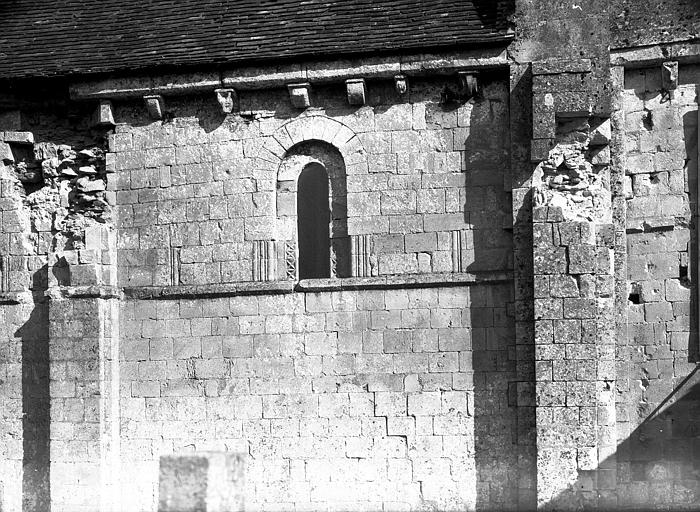 Façade latérale sud : contreforts et fenêtre