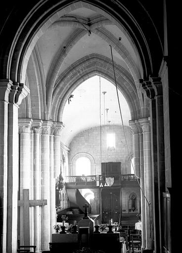 Vue intérieure de la nef et du transept, prise du choeur