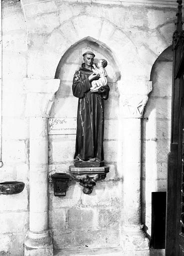 Vue intérieure de la nef : statue sous arcature