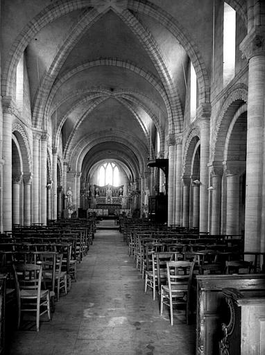 Vue intérieure de la nef vers le choeur