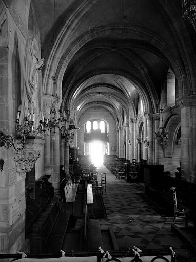 Vue intérieure de la nef vers l'entrée