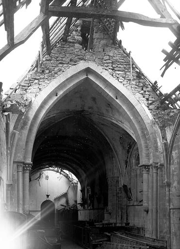 Vue intérieure du choeur : voûte et charpentes, côté nef