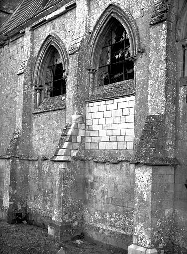 Façade latérale nord : fenêtres et contreforts