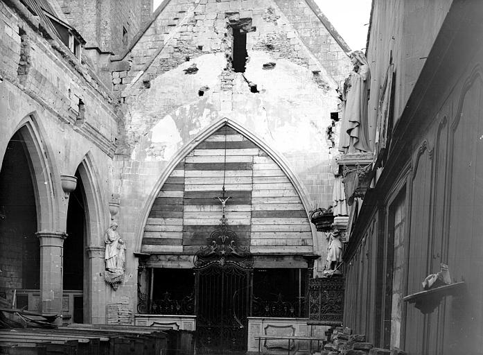 Vue intérieure de la nef vers le choeur