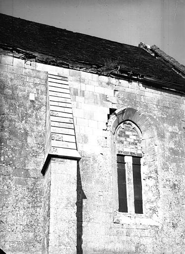 Façade latérale sud : contrefort et fenêtre