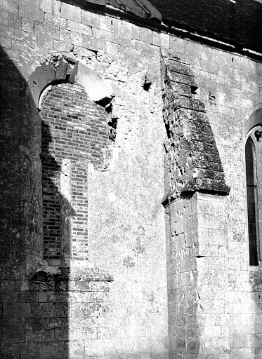 Façade latérale sud : contrefort et fenêtre