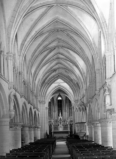 Vue intérieure de la nef vers le choeur