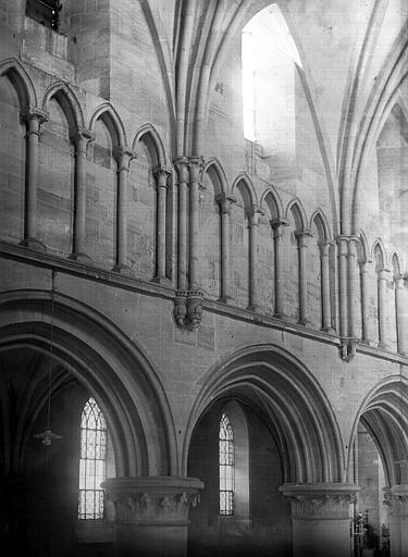 Vue intérieure de la nef : Grandes arcades et parties hautes