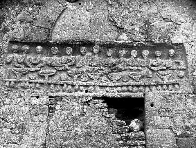 Frise sculptée dans le mur de la nef côté nord : Le Christ et les et les douze Apôtres