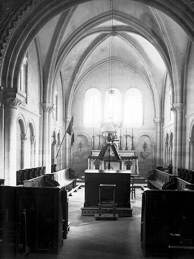 Vue intérieure de la nef vers le choeur