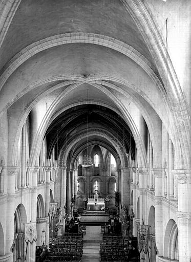 Vue intérieure de la nef vers le choeur