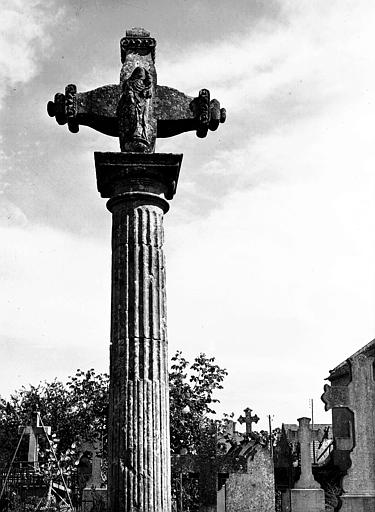 Croix de pierre du cimetière