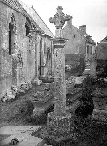 Croix de granit du cimetière