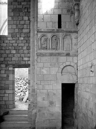 Entrée de la tour à l'angle du transept