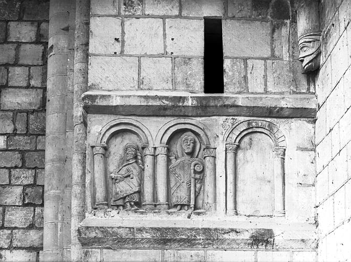 Bas-relief situé au-dessus de la porte menant à la tour