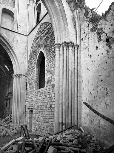 Pilier du transept et cloison du choeur